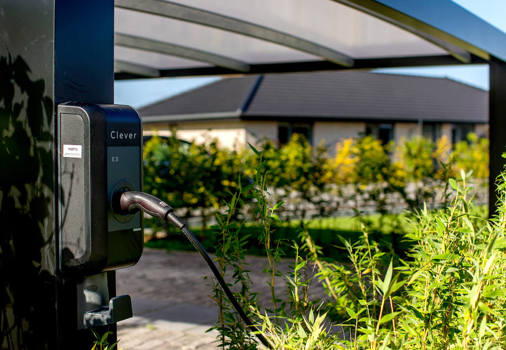 Ladegerät für das Auto an der Säule eines KUBIC-Carports