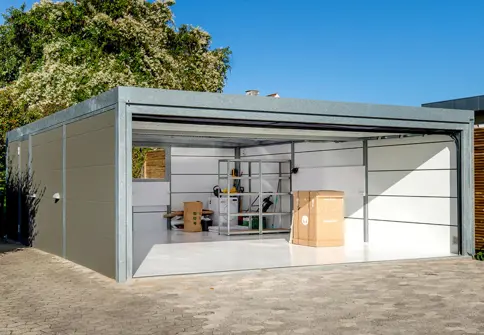 UNA Garage Med Isopanelbeklaedning Set Udefra Og Indvendigt