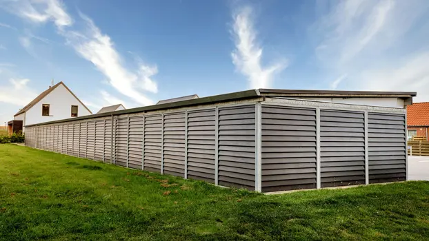 PLAN-Carport und -Garage mit Verkleidung aus lackierten Stahlklinkern