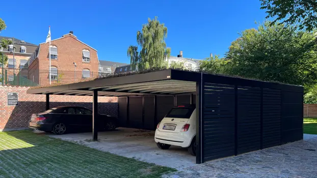 Schwarz lackierter UNA-Carport mit Dachbegrünung aus Sedum