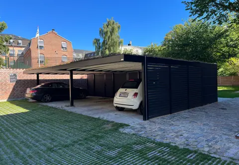 Schwarz lackiertes UNA-Carportanlagen mit Sedum auf dem Dach