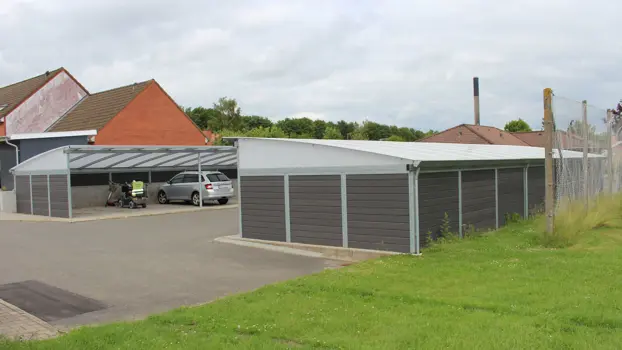 ELIPSE 4001-Carport mit WPC. Einer der Parkplätze ist an die bestehende Wand angepasst