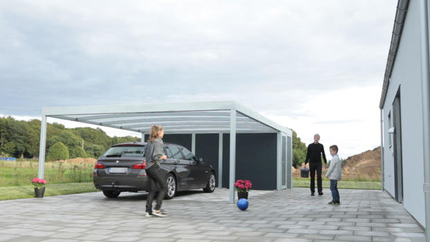 UNA-Carport mit Schuppen. Platz für zwei Autos oder ein Auto und einen Anhänger