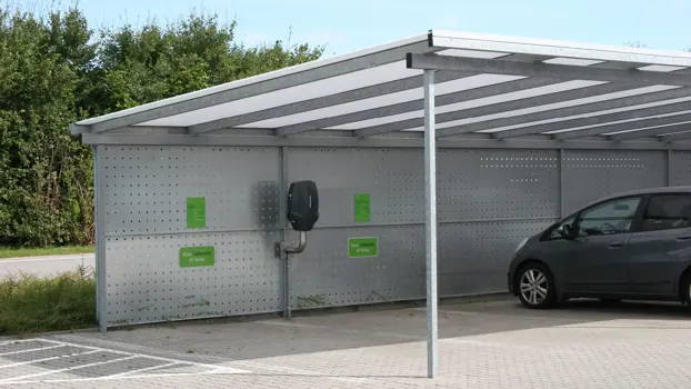 Carport-Anlage mit Ladestation. Platz für 27 Autos