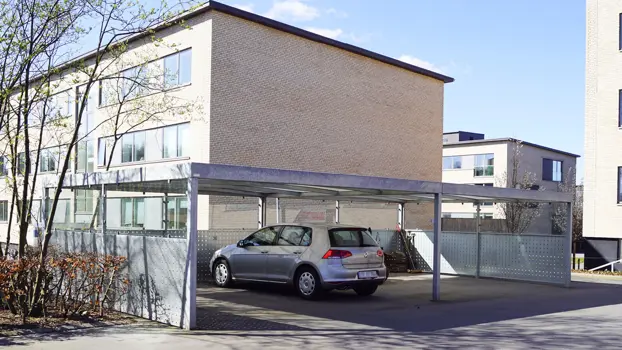 UNA-Carport mit Verkleidung aus Lochblech und Glas