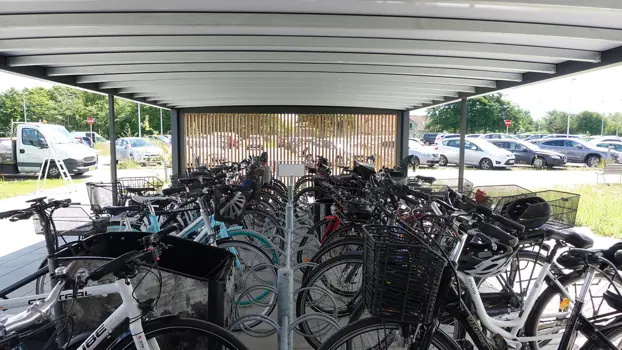 KUBIC-Fahrradunterstand mit Sedum auf dem Dach