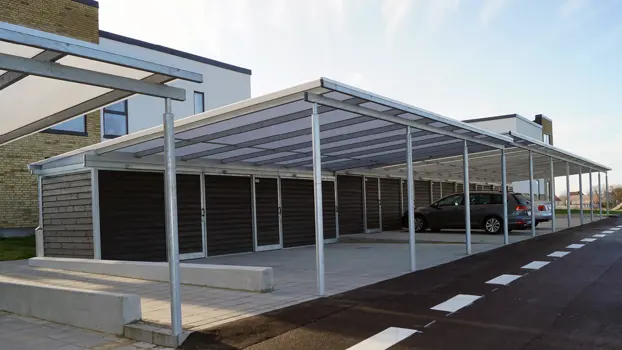 PLAN-Carportanlage mit Geräteschuppen aus lackiertem Holz