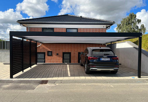 Schwarz lackierter UNA Carport am Haus mit WPC als Seitenverkleidung