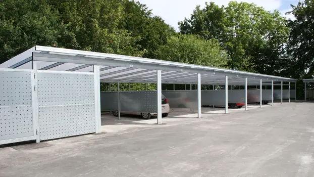 Carportanlage PLAN mit Trennwänden aus Lochblechplatten