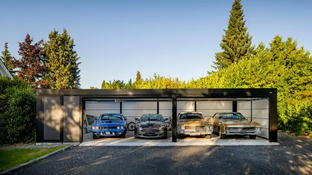 Große KUBIC-Garage mit Platz für 4 Autos samt Geräteschuppen auf einer Seite