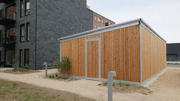 Zweigeschossige Fahrradüberdachung PLAN mit Lamellen und Platz für 72 Fahrräder