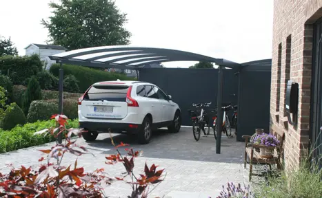 Schwarz lackierter ELIPSE-Carport mit Platz für Autos und Fahrräder
