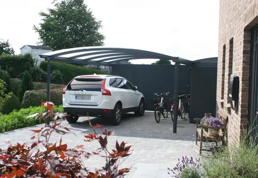 Schwarz lackierter ELIPSE-Carport mit Platz für Autos und Fahrräder