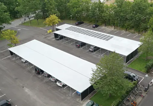 Photovoltaik auf dem Dach einer großen PLAN Carport- und Garageanlage