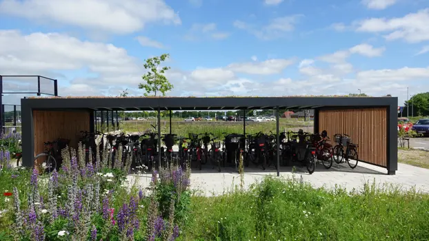 Fahrradparkhaus, Modell KUBIC, mit Sedum auf dem Dach