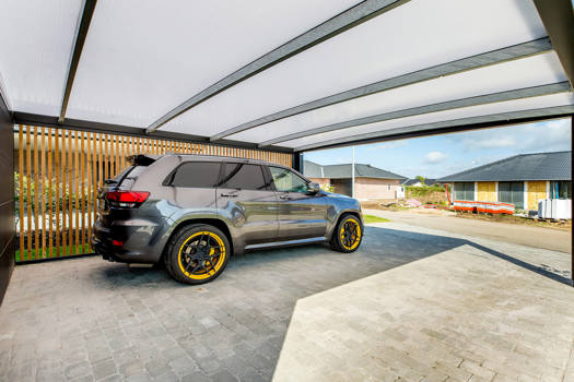 Das Auto parkt perfekt unter dem KUBIC-Carport für 2 Autos