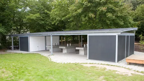 PLAN-Überdachung für den Unterricht im Freien, geschützt vor Sonne, Regen und Wind