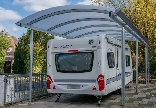 ELIPSE-Carport mit erhöhten Stützen für Wohnmobile