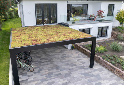 KUBIC Wandmontierter Carport mit Sedum und Aussicht von oben