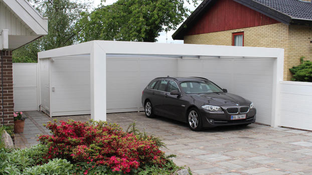 Weiß lackierter KUBIC-Carport im Bauhaus-Stil für zwei Autos und Schuppen