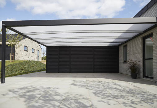 Schwarz lackierter UNA Wall Carport mit Schuppen