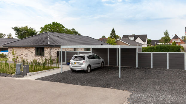 UNA-Doppelcarport mit Geräteschuppen und zugehörigem WPC-Zaun