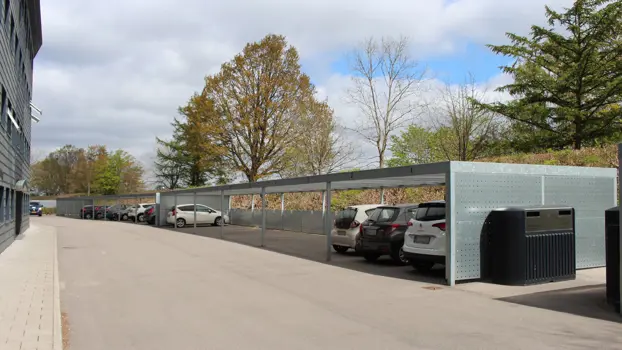 Große UNA-Carportanlage mit Lochblech als Seitenverkleidung