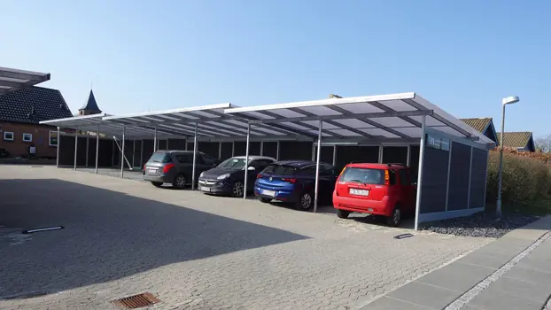 Carportanlage Modell PLAN mit WPC. Die Carports werden in hügeligem Gelände aufgestellt