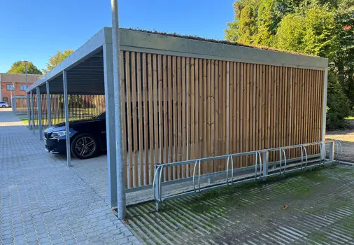 UNA-Carport mit Holzlamellen und Fahrradhaltern