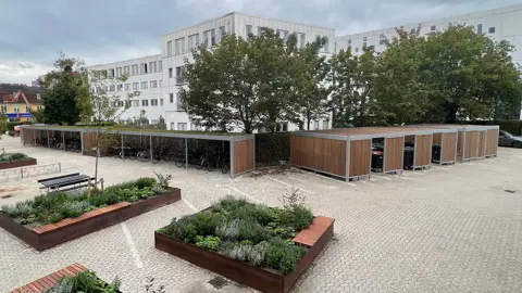 UNA-Fahrradüberdachung mit Sedum und Pergola-Mülleinhausung