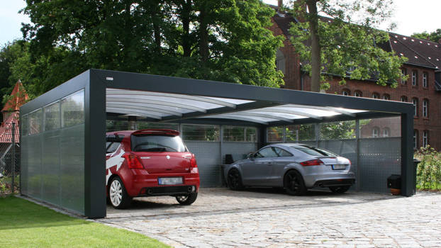 KUBIC-Carport mit Platz für 3 Autos. 3-seitige Verkleidung aus Lochblech und Glas