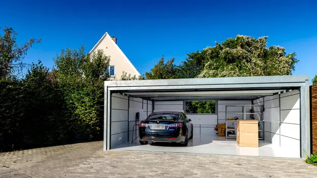 Garage vom Typ UNA mit Isopaneel-Verkleidung und Fenster. Bietet nicht nur Platz für Autos