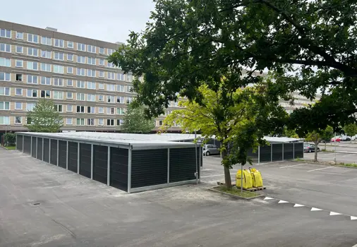 Großer PLAN-Carport samt Garage mit Solarpaneelen auf Teilen des Daches