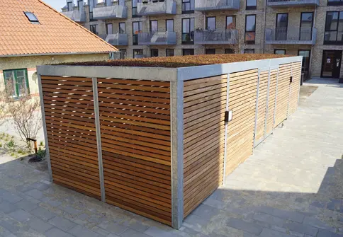 UNA Skur Med Vandret Lamelbeklaedning Og Sedumtag