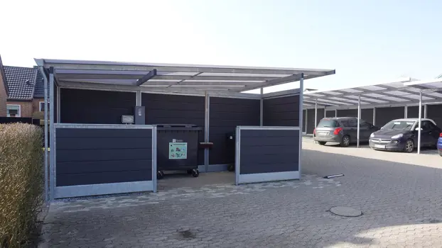 Mülleinhausung als Verlängerung des Carports. Verkleidung aus WPC