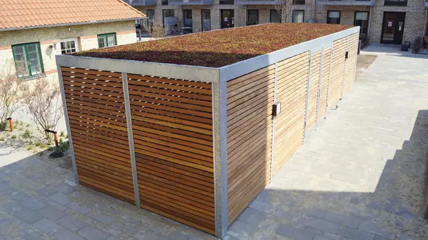 Überdachter Fahrradabstellplatz mit Sedum.