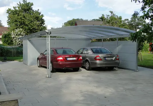 ELIPSE-Carport mit Geräteschuppen und Dachüberstand