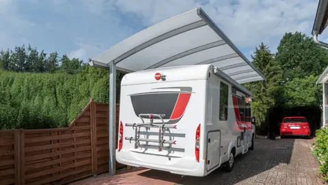 WING Freischwingender Carport mit extra hohen Stützen für Wohnmobile