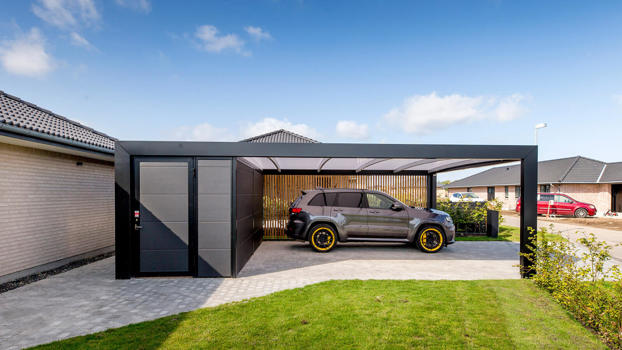 Schwarz lackierter KUBIC-Stahlcarport mit Sichtschutz zum Nachbarn hin