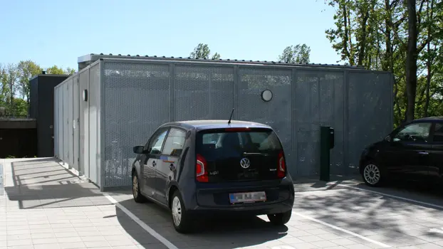 Großer zweigeschossiger, abschließbarer Fahrradschuppen PLAN mit Streckmetall.