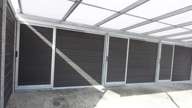 Carportanlage PLAN mit Schuppen. Schiebetüren, um die Raumnutzung zu optimieren