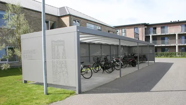 Pulverbeschichtete Fahrradüberdachung mit pulverbeschichtetem Lochblech