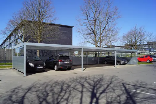 UNA-Carportanlage mit Seitenverkleidung aus Lochblech und Glas