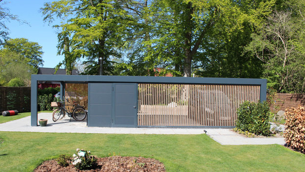 KUBIC-Carport mit Schuppen und Dachüberstand sowie Sichtschutz zum Garten