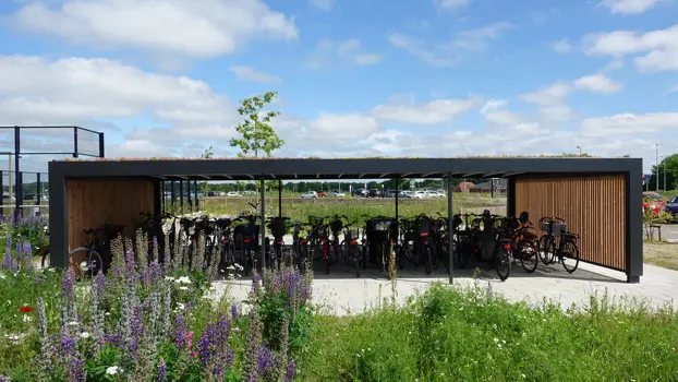 Schöner Fahrradparkplatz im KUBIC mit Dachbegrünung aus Sedum