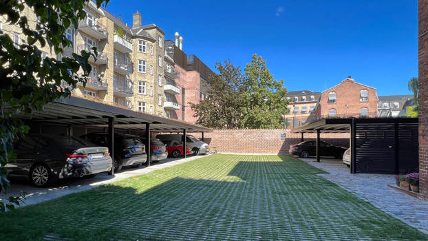 Schwarz pulverbeschichtete UNA-Carportanlage mit Dachbegrünung