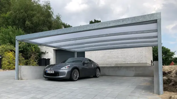 UNA – freistehender Carport für 2 Autos, an den Mauervorsprung angepasst