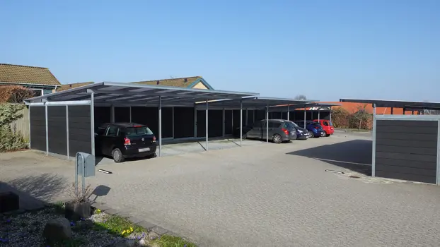 Carportsystem PLAN mit Geräteschuppen – die Verkleidung ist aus WPC