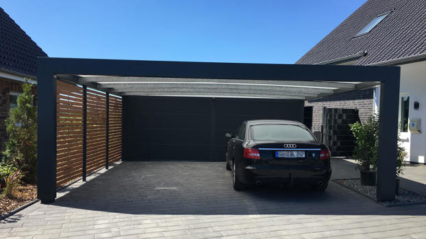 KUBIC Design-Carport mit integriertem Geräteraum und Holzlamellen