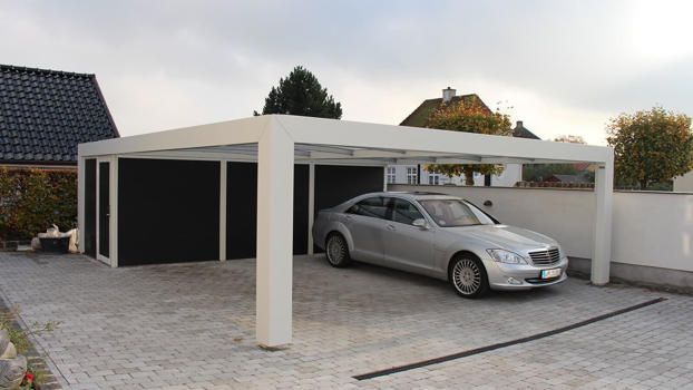 Weiß lackierter KUBIC. Moderner Carport mit Platz für zwei Autos und Schuppen